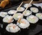 Японские блюда при помощи палочек, он известен как маки, поскольку это суси проката с морскими водорослями